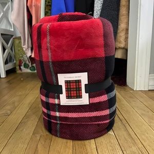 NWT Victoria Secret Sherpa Blanket